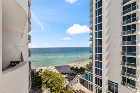Condo in Sunny Isles Beach, Florida, 1 bedroom  № 1818460 - photo 9