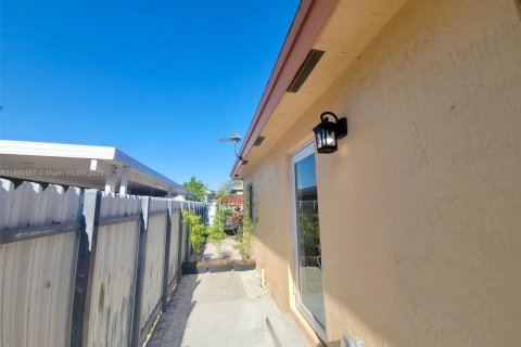 Снять в аренду виллу или дом в Майами, Флорида 1 спальня, 46.45м2, № 1943370 - фото 10