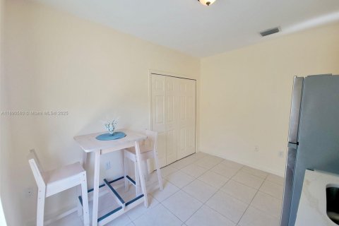 Снять в аренду виллу или дом в Майами, Флорида 1 спальня, 46.45м2, № 1943370 - фото 2