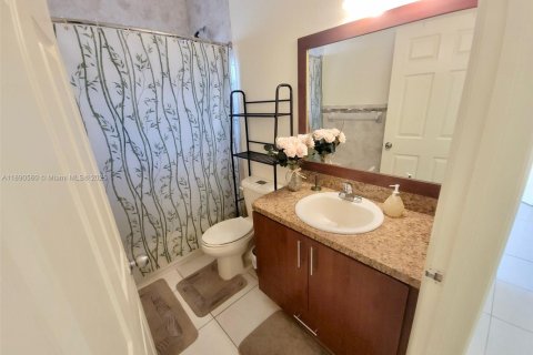 Снять в аренду виллу или дом в Майами, Флорида 1 спальня, 46.45м2, № 1943370 - фото 3