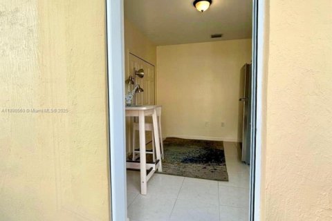 Снять в аренду виллу или дом в Майами, Флорида 1 спальня, 46.45м2, № 1943370 - фото 8