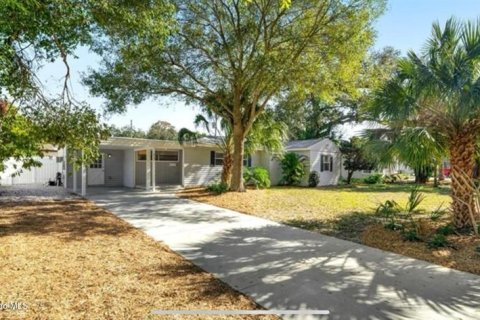 House in Saint Petersburg, Florida 3 bedrooms, 127.28 sq.m. № 1895055 - photo 2