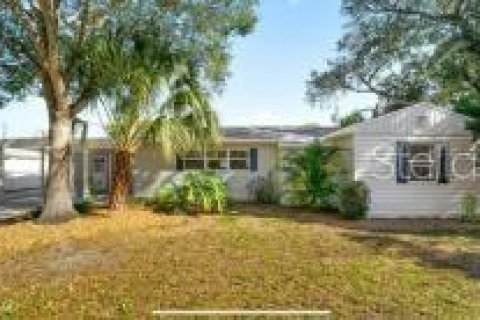 House in Saint Petersburg, Florida 3 bedrooms, 127.28 sq.m. № 1895055 - photo 1