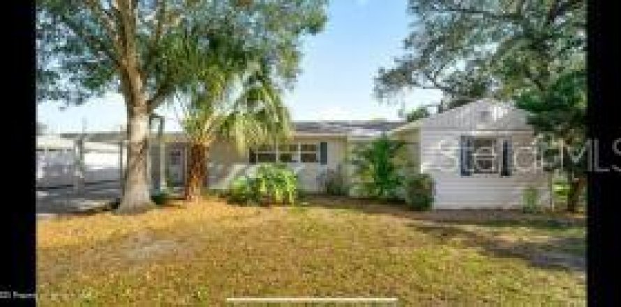 House in Saint Petersburg, Florida 3 bedrooms, 127.28 sq.m. № 1895055