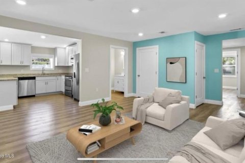 House in Saint Petersburg, Florida 3 bedrooms, 127.28 sq.m. № 1895055 - photo 6