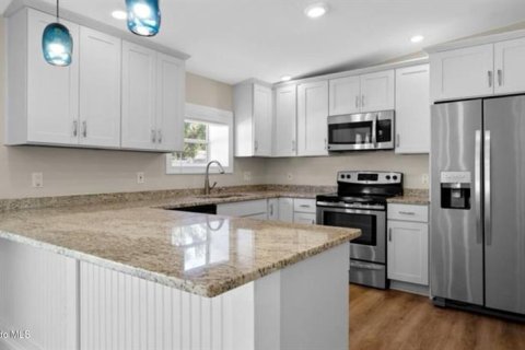 House in Saint Petersburg, Florida 3 bedrooms, 127.28 sq.m. № 1895055 - photo 7