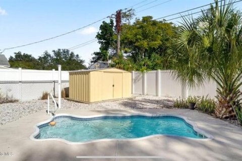 House in Saint Petersburg, Florida 3 bedrooms, 127.28 sq.m. № 1895055 - photo 3