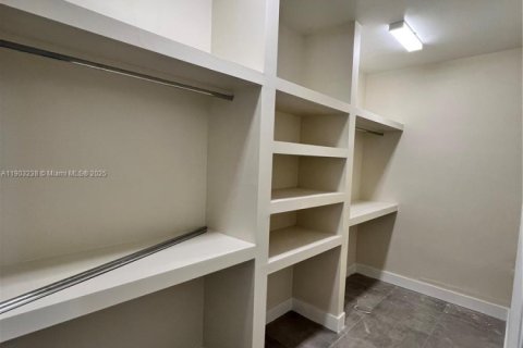 Снять в аренду виллу или дом в Майами, Флорида 5 спален, 446.86м2, № 2081831 - фото 11