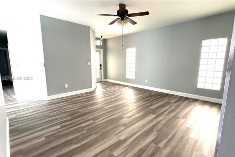 Снять в аренду виллу или дом в Пемброк-Пайнс, Флорида 3 спальни, 141.77м2, № 1986142 - фото 4