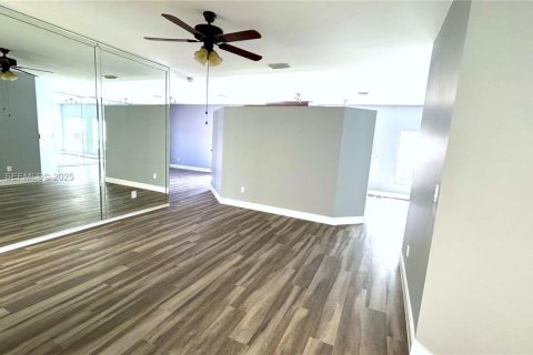 Снять в аренду виллу или дом в Пемброк-Пайнс, Флорида 3 спальни, 141.77м2, № 1986142 - фото 6