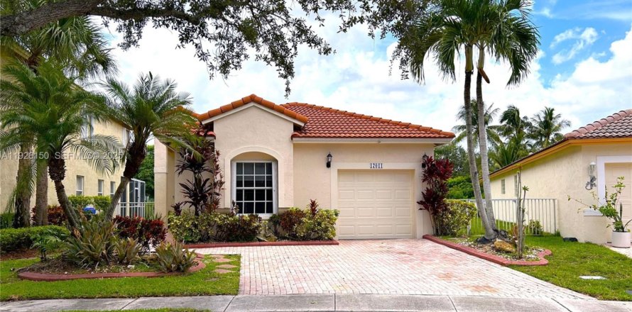 Дом в Пемброк-Пайнс, Флорида 3 спальни, 141.77м2 № 1986142