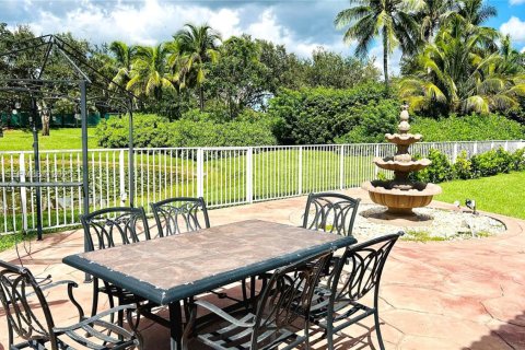 Снять в аренду виллу или дом в Пемброк-Пайнс, Флорида 3 спальни, 141.77м2, № 1986142 - фото 23