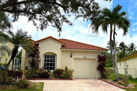 Снять в аренду виллу или дом в Пемброк-Пайнс, Флорида 3 спальни, 141.77м2, № 1986142 - фото 2