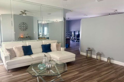 Снять в аренду виллу или дом в Пемброк-Пайнс, Флорида 3 спальни, 141.77м2, № 1986142 - фото 3