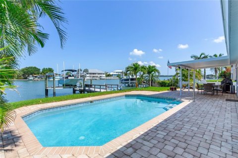 House in Redington Beach, Florida 3 bedrooms, 156.08 sq.m. № 2302668