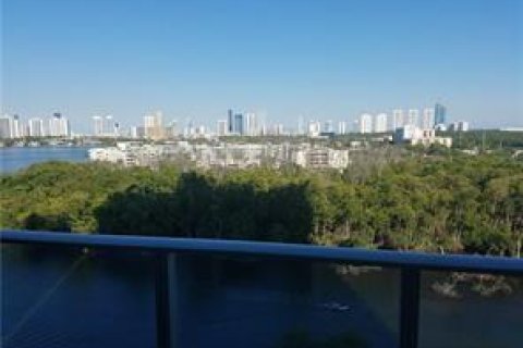 Condo in North Miami Beach, Florida, 2 bedrooms № 2245530 - photo 18