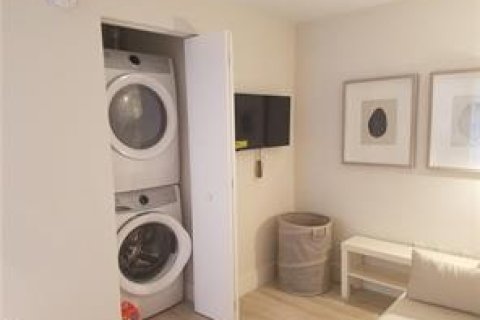 Condo in North Miami Beach, Florida, 2 bedrooms № 2245530 - photo 5