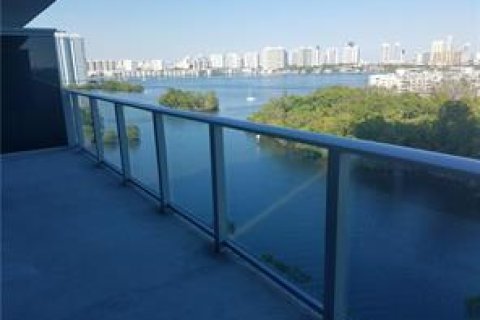 Condo in North Miami Beach, Florida, 2 bedrooms № 2245530 - photo 19