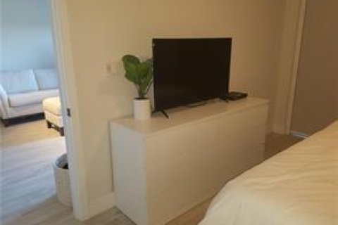 Condo in North Miami Beach, Florida, 2 bedrooms № 2245530 - photo 13