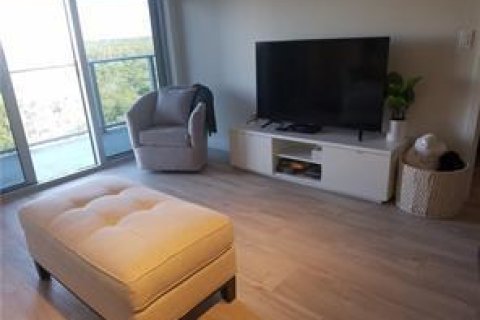 Condo in North Miami Beach, Florida, 2 bedrooms № 2245530 - photo 9
