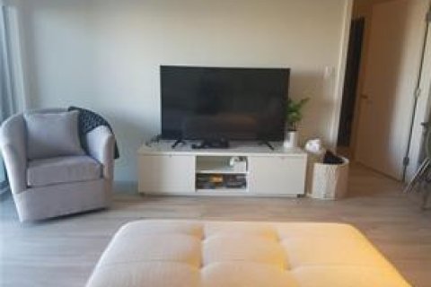 Condo in North Miami Beach, Florida, 2 bedrooms № 2245530 - photo 8