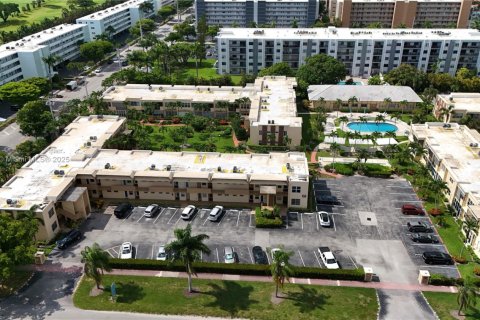 Condo in Hallandale Beach, Florida, 1 bedroom  № 1874821 - photo 1
