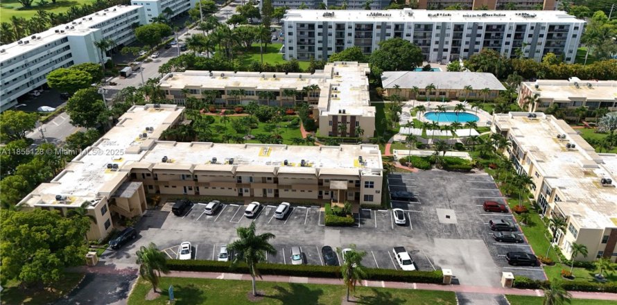 Condo in Hallandale Beach, Florida, 1 bedroom № 1874821