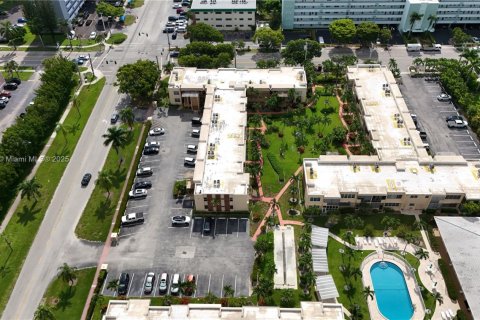 Condo in Hallandale Beach, Florida, 1 bedroom  № 1874821 - photo 2