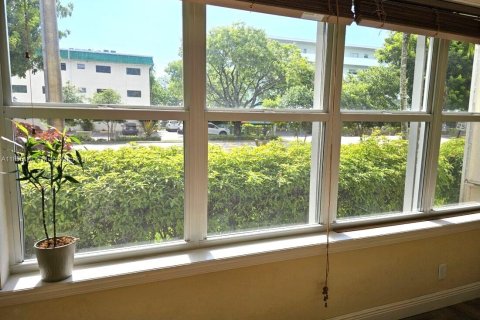 Condo in Hallandale Beach, Florida, 1 bedroom  № 1874821 - photo 11