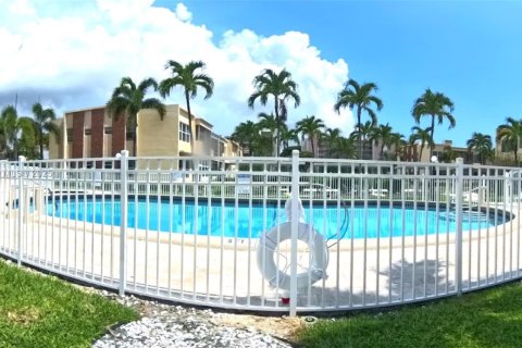 Condo in Hallandale Beach, Florida, 1 bedroom  № 1874821 - photo 23