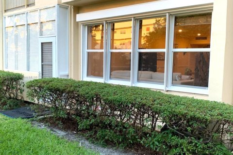 Condo in Hallandale Beach, Florida, 1 bedroom  № 1874821 - photo 29
