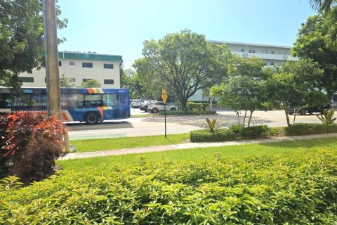 Condo in Hallandale Beach, Florida, 1 bedroom  № 1874821 - photo 12