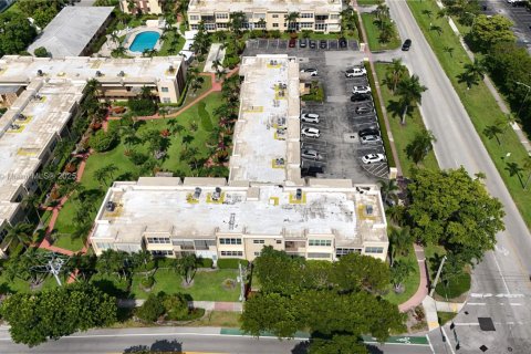 Condo in Hallandale Beach, Florida, 1 bedroom  № 1874821 - photo 18