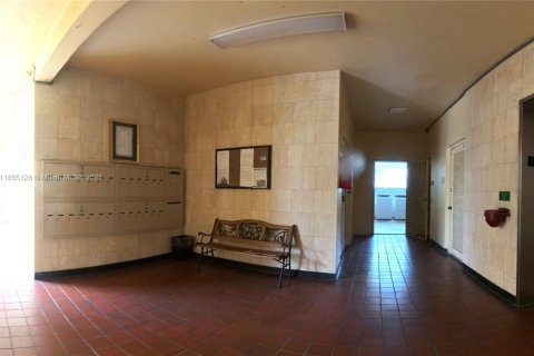 Condo in Hallandale Beach, Florida, 1 bedroom  № 1874821 - photo 22