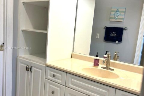 Condo in Hallandale Beach, Florida, 1 bedroom  № 1874821 - photo 8
