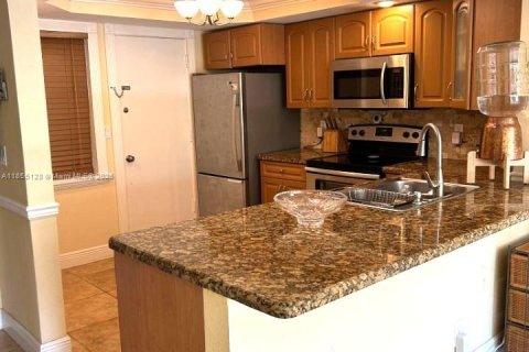 Condo in Hallandale Beach, Florida, 1 bedroom  № 1874821 - photo 15