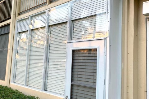 Condo in Hallandale Beach, Florida, 1 bedroom  № 1874821 - photo 30