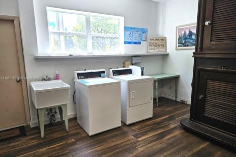 Condo in Hallandale Beach, Florida, 1 bedroom  № 1874821 - photo 17