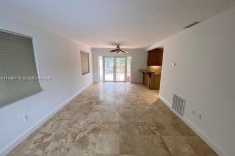 Villa ou maison à louer à Miami, Floride: 3 chambres, 206.99 m2 № 2003103 - photo 2
