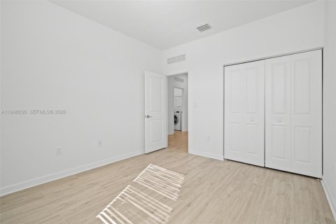 House in Hialeah, Florida 4 bedrooms, 168.71 sq.m. № 2004076 - photo 10