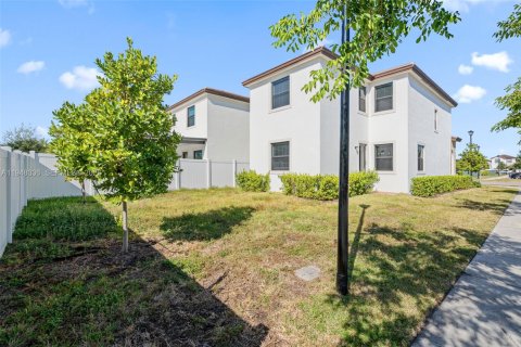 House in Hialeah, Florida 4 bedrooms, 168.71 sq.m. № 2004076 - photo 17