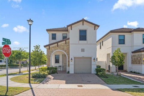 House in Hialeah, Florida 4 bedrooms, 168.71 sq.m. № 2004076