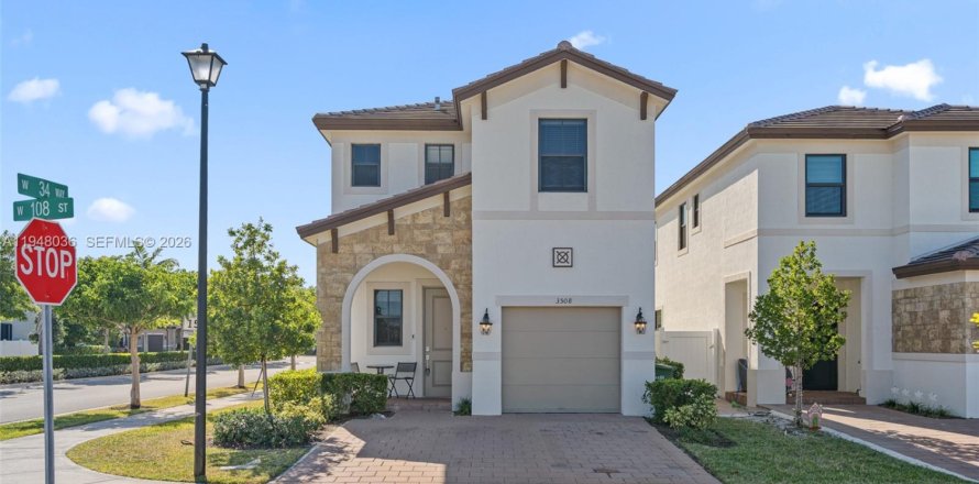 House in Hialeah, Florida 4 bedrooms, 168.71 sq.m. № 2004076