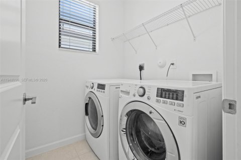 House in Hialeah, Florida 4 bedrooms, 168.71 sq.m. № 2004076 - photo 15