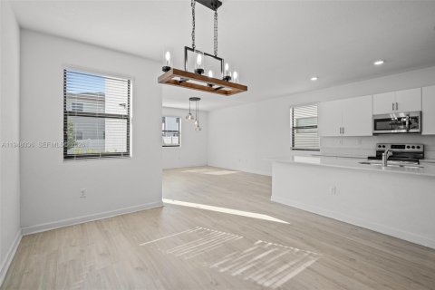 House in Hialeah, Florida 4 bedrooms, 168.71 sq.m. № 2004076 - photo 3