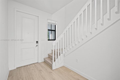 House in Hialeah, Florida 4 bedrooms, 168.71 sq.m. № 2004076 - photo 7