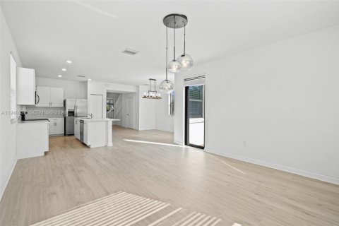 House in Hialeah, Florida 4 bedrooms, 168.71 sq.m. № 2004076 - photo 6
