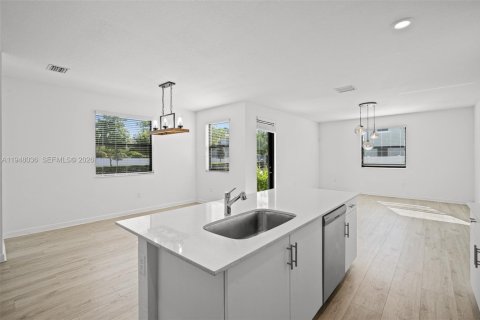 House in Hialeah, Florida 4 bedrooms, 168.71 sq.m. № 2004076 - photo 5