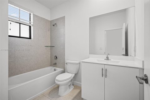 House in Hialeah, Florida 4 bedrooms, 168.71 sq.m. № 2004076 - photo 11