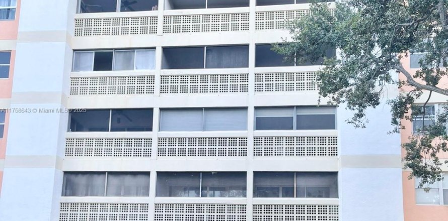 Кондоминиум с 2 спальнями в Лодерхилл, Флорида № 1985358